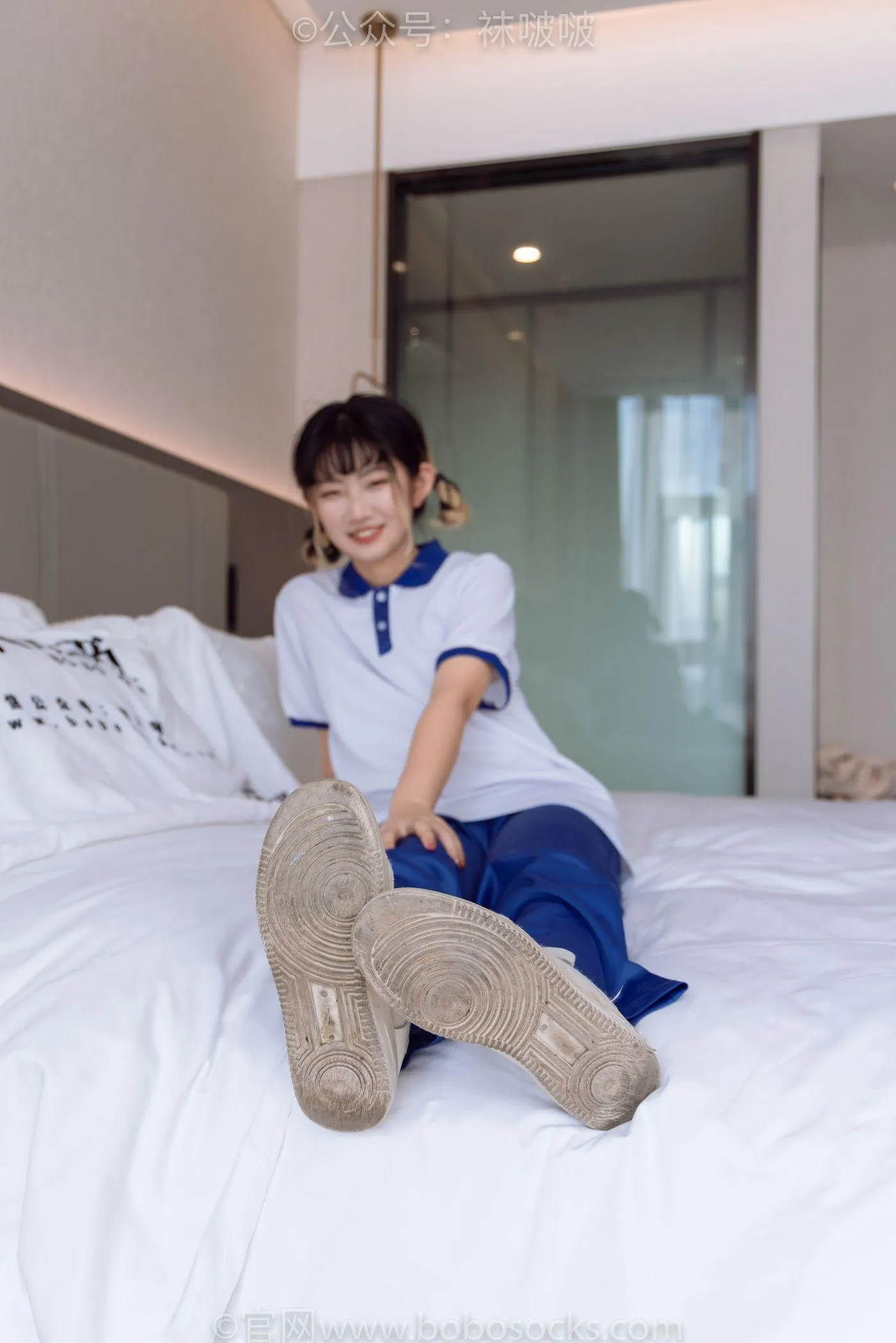 [BoBoSocks袜啵啵]NO.042 砂糖-校服、板鞋、白棉袜、油亮白丝 [139P]插图2